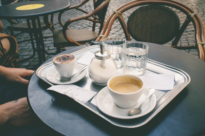Deutschland, dein Alltag - Teil 1: Ein Kaffee, die Sonne – und der Gedanke, ob ich hier sterben könnte